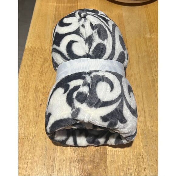 Wayland Square Swirl Pattern Plush & Luxurious Comfort Throw Blanket 50”x60” NEW - Picture 5 of 7